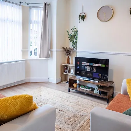 Spacious 3 Bed With Free Parking 20Mins From City Center-3