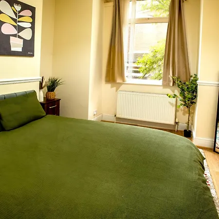 Spacious 3 Bed With Free Parking 20Mins From City Center-2